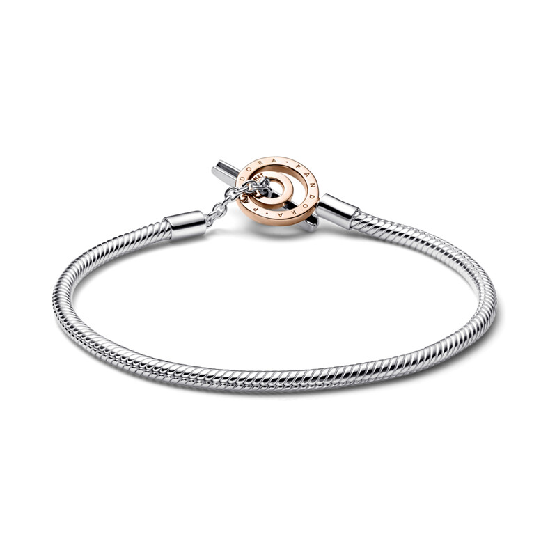 Srebrno-złota bransoletka typu wężykowego z logo Pandora Signature z zapięciem T 582309C00