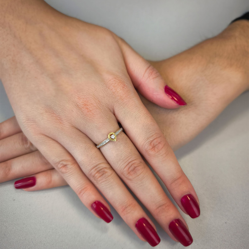 Pierścionek zaręczynowy diament w kropli i diamenty w szynie TK 20383 kropla próba 375
