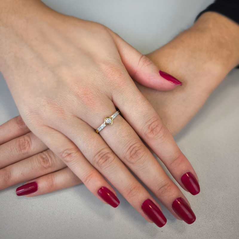 Pierścionek zaręczynowy SWEET z białymi diamentami TK 20387 próba 375
