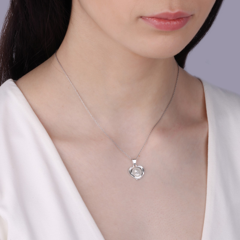 Medalik srebny z wizerunkiem Matki Boskiej Częstochowskiej w sercu