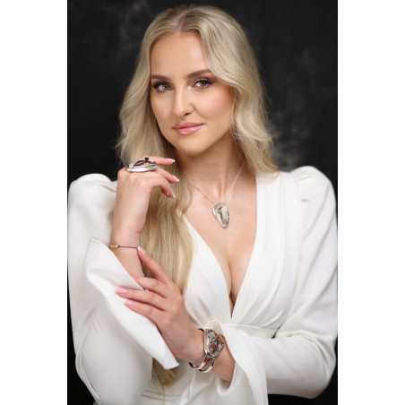 Pierścionek z opalizowanym drewnem zaprezentowany na finalistce Miss Polski 2025 Karolinie Kalinowskiej