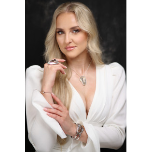 Wisior z opalizowanym drewnem zaprezentowanym na finalistce Miss Polski 2025 Karolinie Kalinowskiej