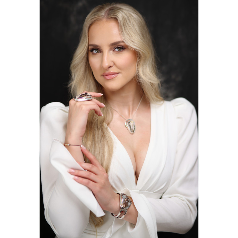 Wisior z opalizowanym drewnem zaprezentowanym na finalistce Miss Polski 2025 Karolinie Kalinowskiej