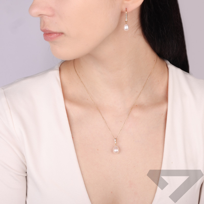 Kolczyki złote z naturalną perłą w kształcie kropli z diamentami 0,08 ct