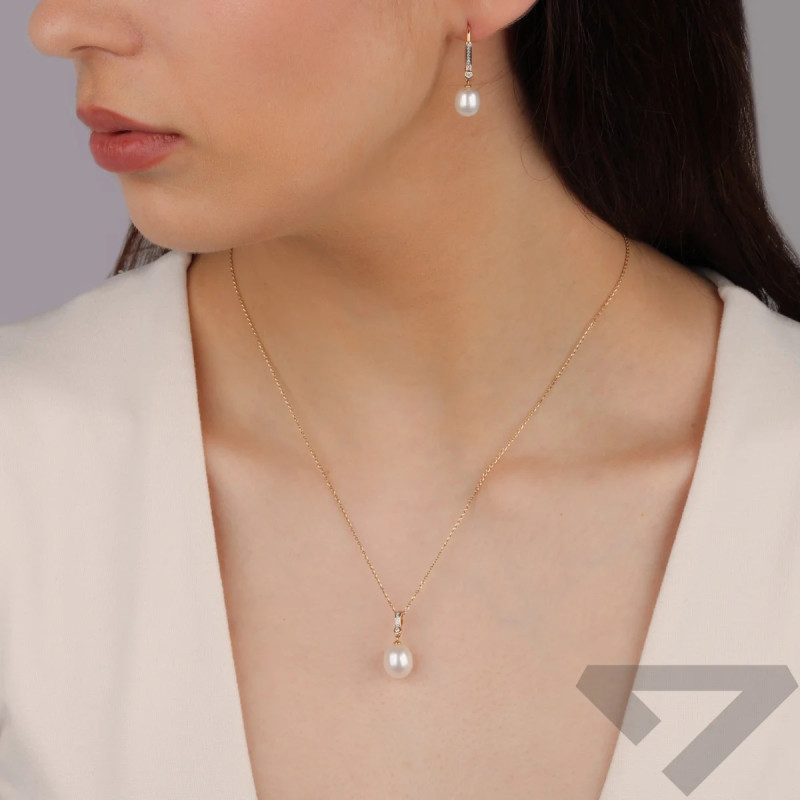 Zawieszka złota z naturalną perłą i diamentami 0,04 ct