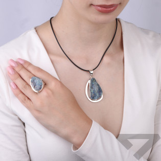 Wisior srebrny z różą chalcedonu pokrytą tytanem