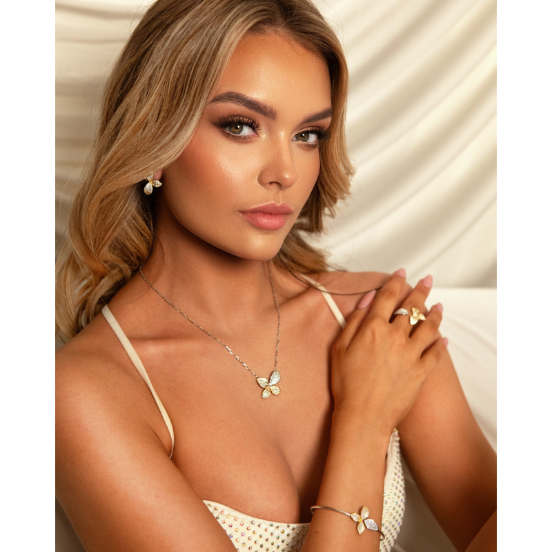 Naszyjnik srebrny bicolor kwiat z cyrkoniami zaprezentowany na Miss Iceland Lilja Pétursdóttir