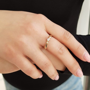 Pierścionek zaręczynowy Amor ze złota 585 z diamentami 0,116 ct