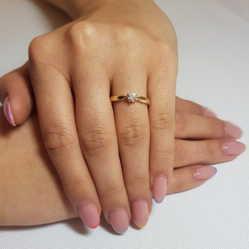 Złoty Pierścionek Zaręczynowy z Diamentem Amore - JubilerSezam.pl